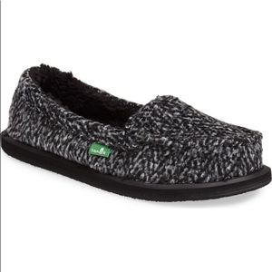 Black speckled sanuk slip on fuzzy shoes